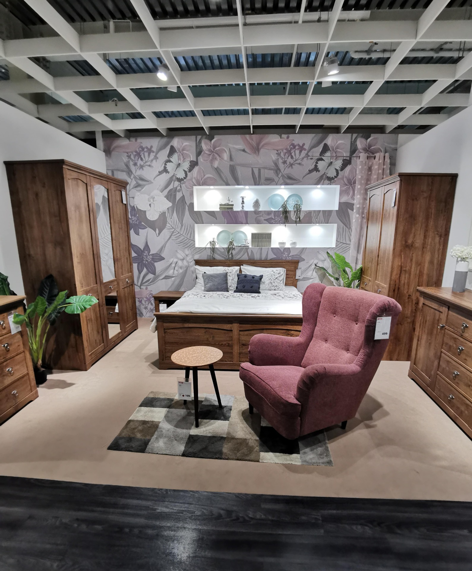 The Pros and Cons of Wallpapering Just One Wall